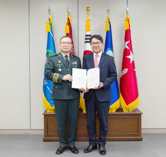 한화시스템이 지난 24일 국방부에서 열린 '2018 보안감사 우수업체 표창 수여식'에서 국방부 장관 표창을 받았다. 김영환 국방정보본부장(왼쪽), 이정성 한화시스템 인사지원실장이 기념사진을 촬영 중이다. 한화시스템 제공